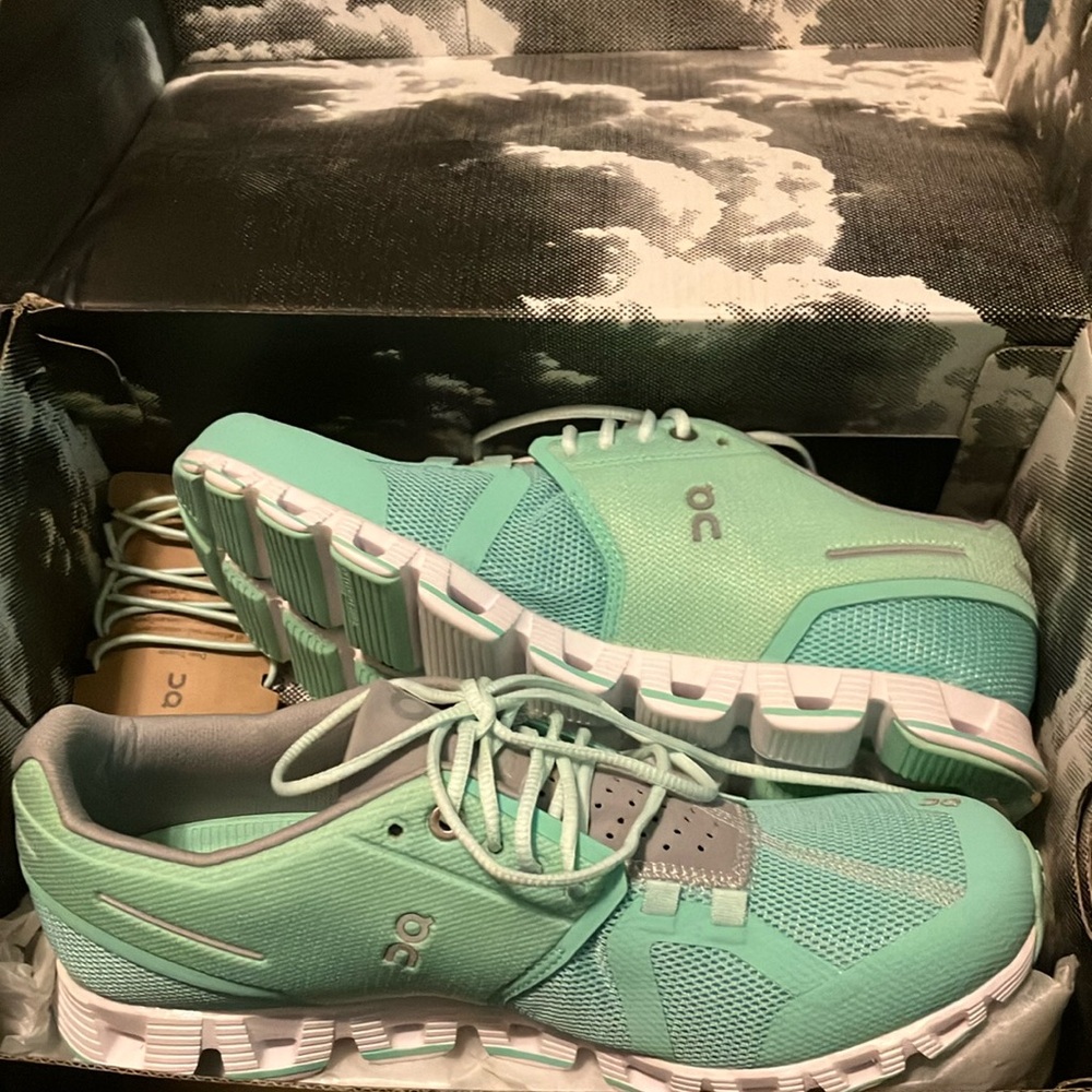 BRAND NEW On Cloud 5 running shoes NWT NIB never worn mint / teal / seafoam